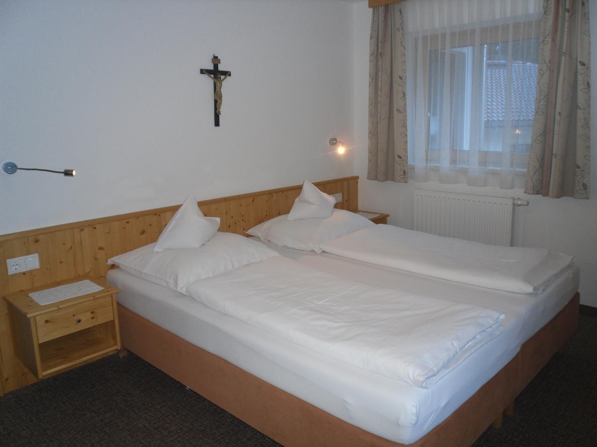 トゥクス Gruenwaldhof Bed & Breakfast エクステリア 写真